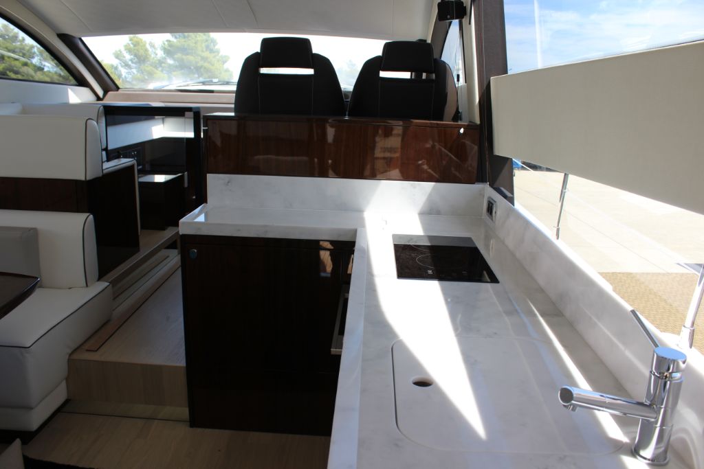 Fairline_Squadron 50_saloon_galley